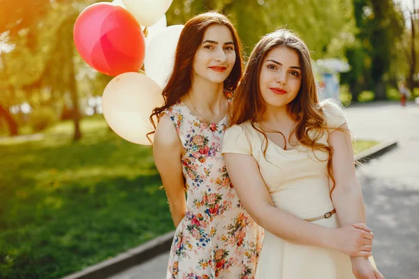 Meninas com balões — Fotografia de Stock