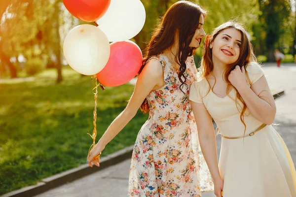 Ragazze con palloncini — Foto Stock