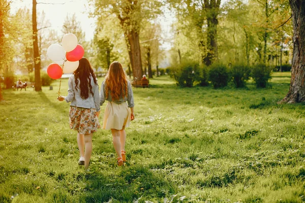 Ragazze con palloncini — Foto Stock