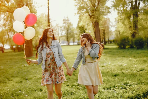 Ragazze con palloncini — Foto Stock