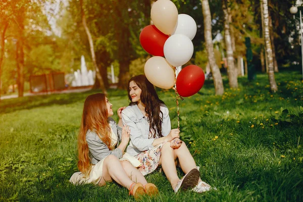 Meisjes met ballons — Stockfoto