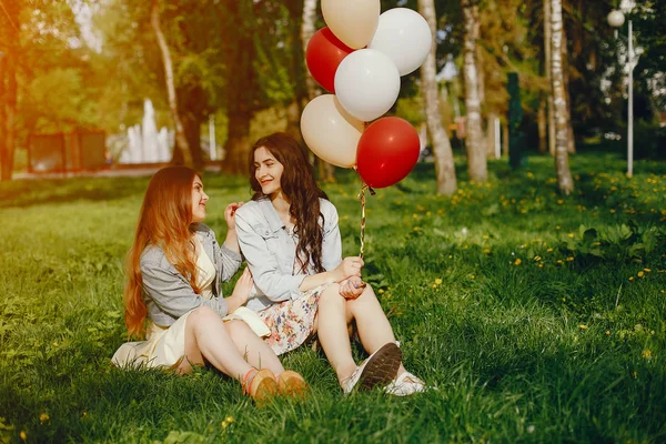 Ragazze con palloncini — Foto Stock