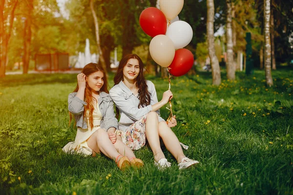 Chicas con globos —  Fotos de Stock