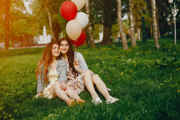Девушки с шариками — стоковое фото