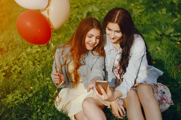 Ragazze con palloncini — Foto Stock