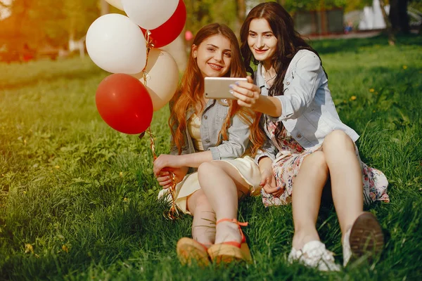 Girls with ballons — Stock Photo, Image