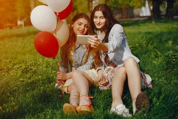 Ragazze con palloncini — Foto Stock