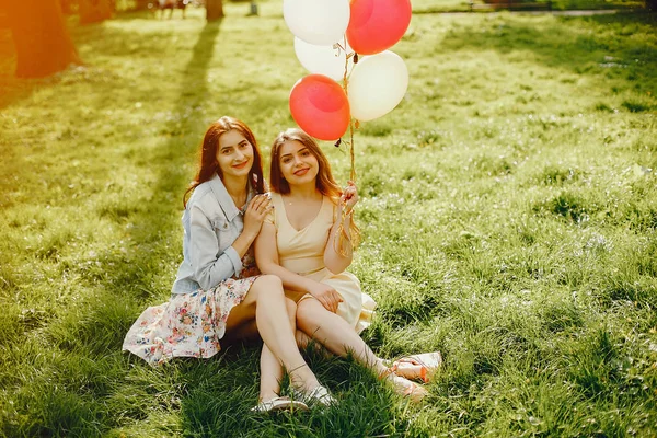 Chicas con globos —  Fotos de Stock