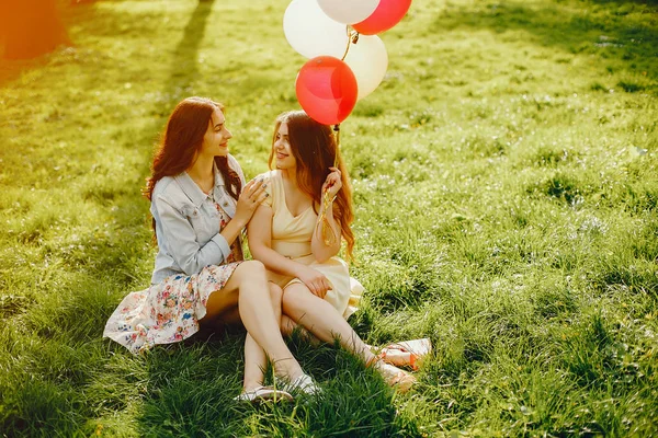 Dziewczyny z balonów — Zdjęcie stockowe