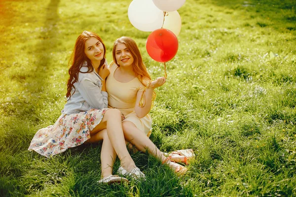 Ragazze con palloncini — Foto Stock