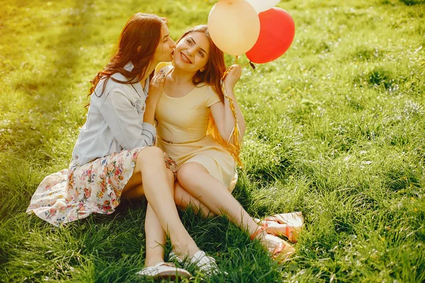 Ragazze con palloncini — Foto Stock