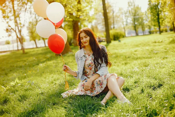 Chica con globos —  Fotos de Stock