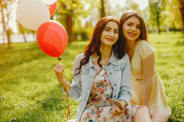 Ragazze con palloncini — Foto Stock