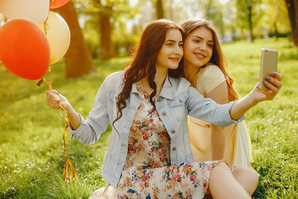 Ragazze con palloncini — Foto Stock