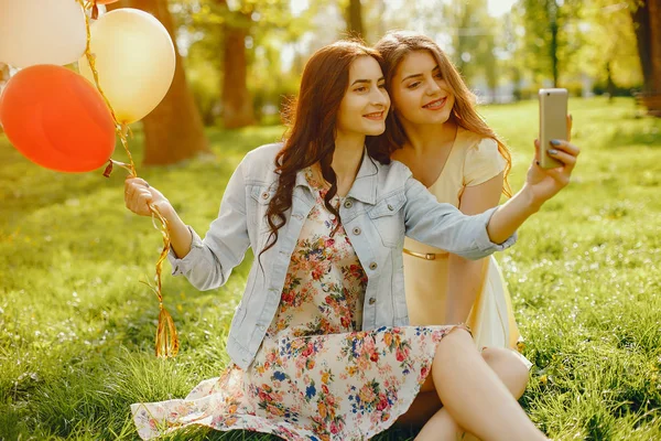 Chicas con globos — Foto de Stock