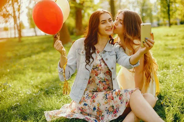 Girls with ballons — Stock Photo, Image