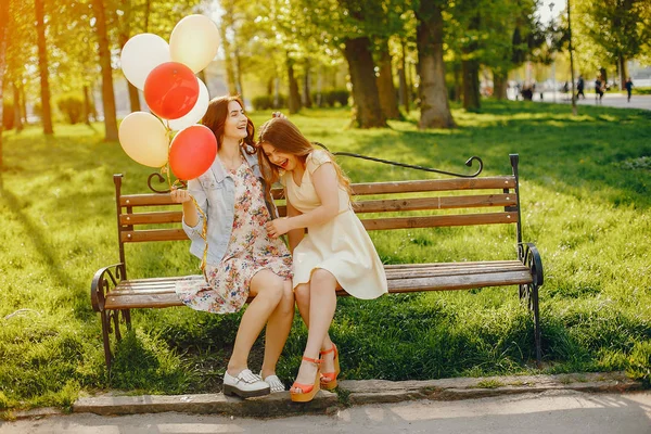 Дівчата з балонів — стокове фото