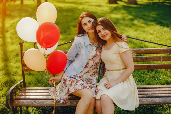 Ragazze con palloncini — Foto Stock