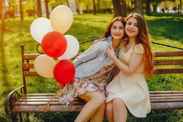 Ragazze con palloncini — Foto Stock