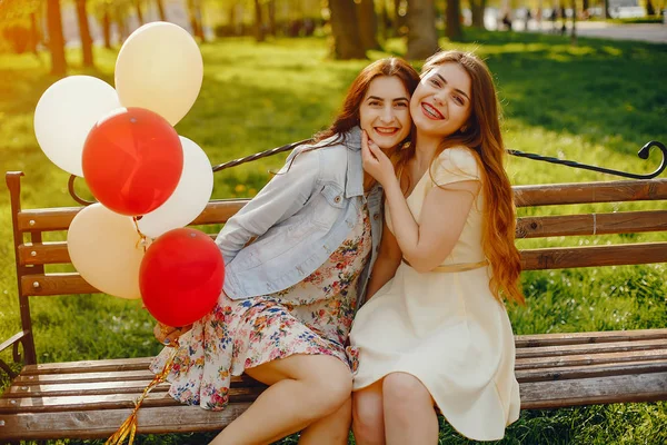 Ragazze con palloncini — Foto Stock