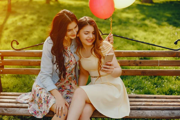 Ragazze con palloncini — Foto Stock