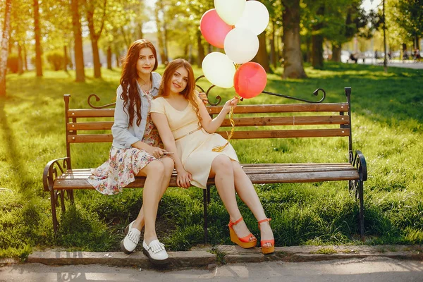 Chicas con globos —  Fotos de Stock