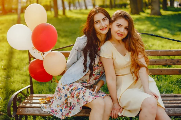 Filles avec des ballons — Photo