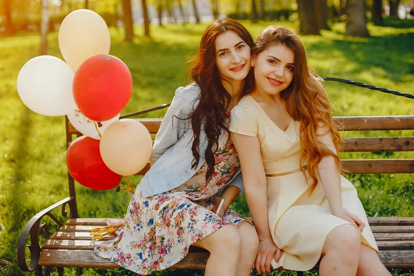 Girls with ballons — Stock Photo, Image