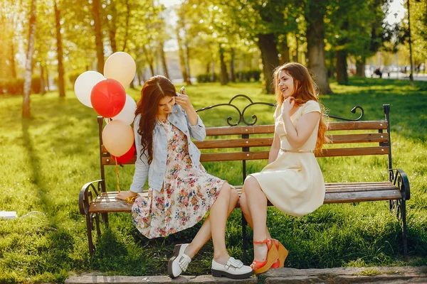 Filles avec des ballons — Photo