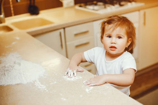 Bambino con farina — Foto Stock