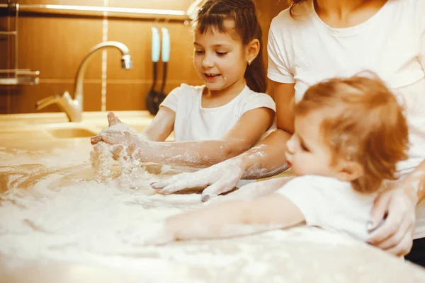 Mãe com filhos — Fotografia de Stock