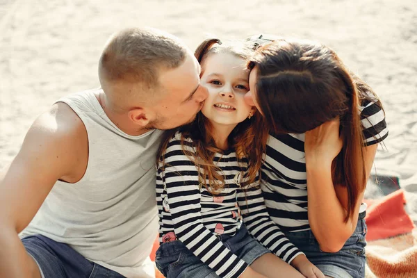 家庭与女儿玩的沙 — 图库照片