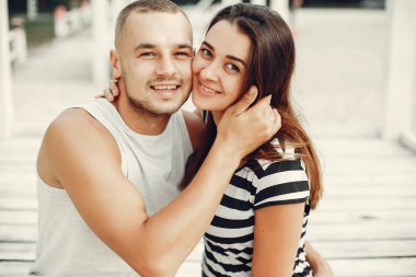 Güzel bir çift yaz parkında vakit geçirir.