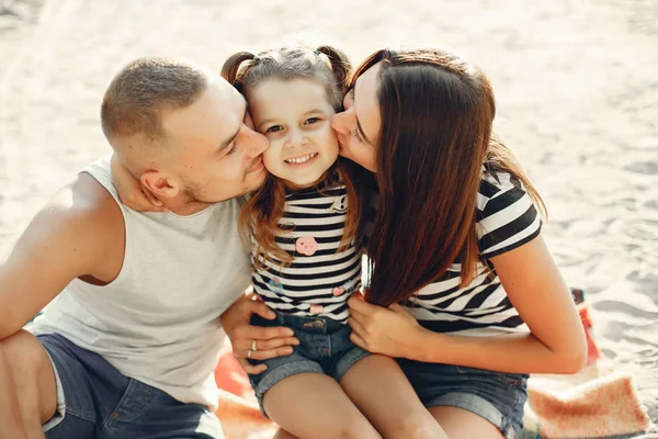 Familia con hija jugando en una arena — Foto de Stock