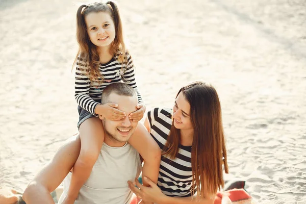 Rodzina z córką grając na piasku — Zdjęcie stockowe