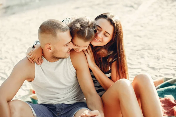 Famille avec fille jouant sur un sable — Photo