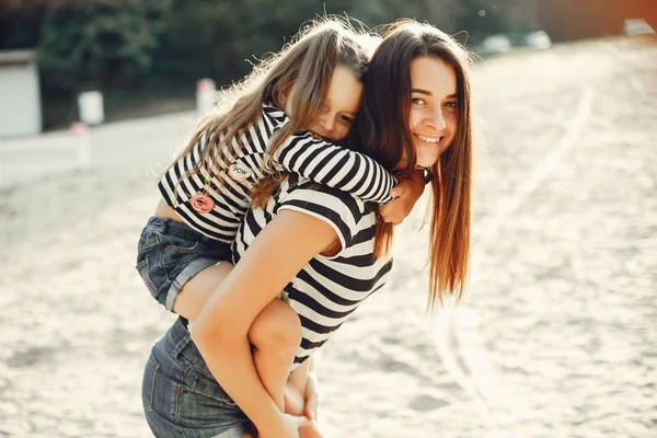 Mãe com filha brincando em um parque de verão — Fotografia de Stock