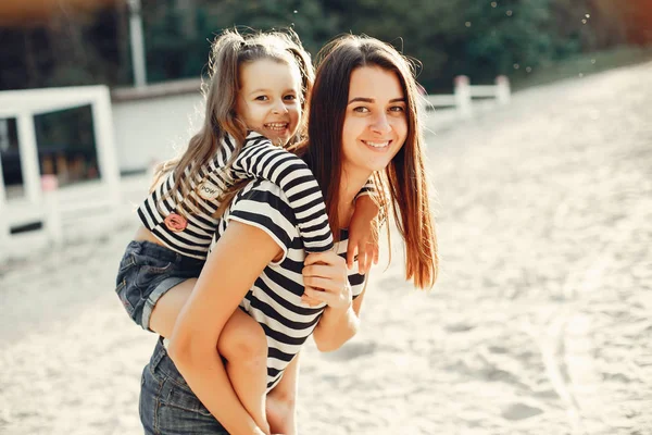 Madre con hija jugando en un parque de verano —  Fotos de Stock