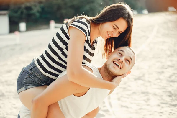 Schönes Paar verbringt Zeit in einem Sommerpark — Stockfoto