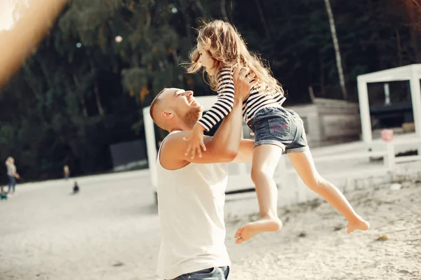 Ojciec z córką grając w letnim parku — Zdjęcie stockowe