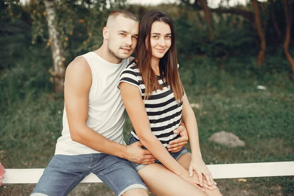 Hermosa pareja pasar tiempo en un parque de verano — Foto de Stock