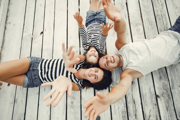 Família com filha brincando em uma areia — Fotografia de Stock