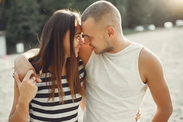 Belo casal passar o tempo em um parque de verão — Fotografia de Stock