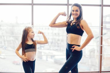 Spor salonunda anne ve kızı eğitimi