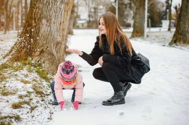 Anne ve küçük kızı.