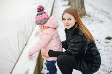 Anne ve küçük kızı.