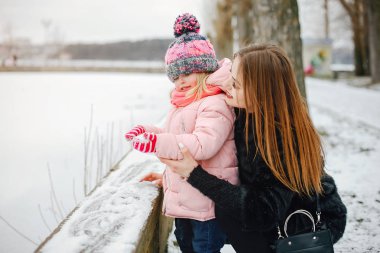 Anne ve küçük kızı.