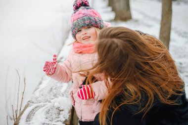 Anne ve küçük kızı.