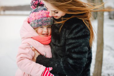 Anne ve küçük kızı.