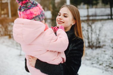 Anne ve küçük kızı.